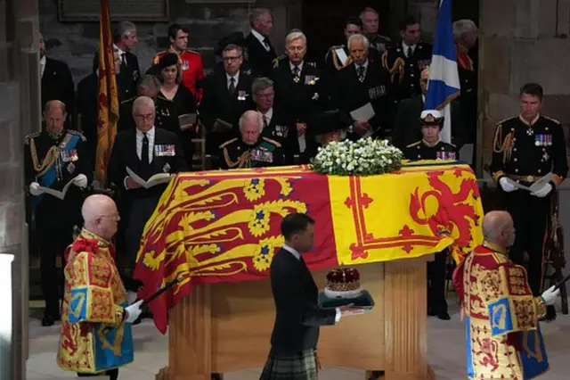 تابوت ملکه الیزابت دوم برای ادای احترام عمومی در کلیسای سنت جایلز قرار گرفت