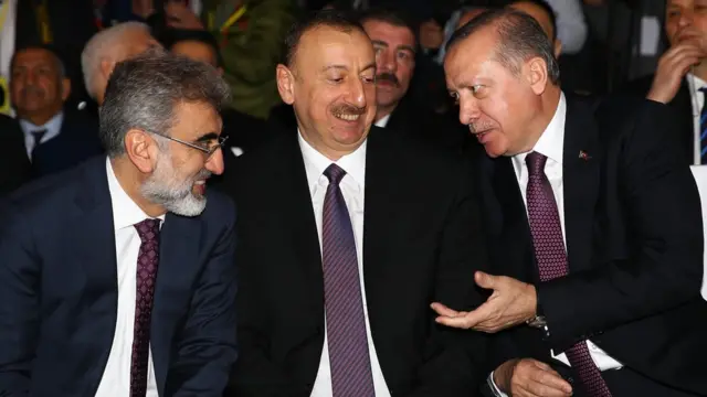Türkiyənin keçmiş enerji naziri Taner Yıldız (solda), prezident İlham Əliyev (ortada) və prezident Recep Tayyip Erdoğan (sağda)