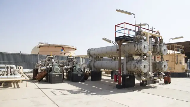 شرکت پالایش "نفت جی" یکی از بزرگترین واحدهای تولید قیر و از زیرمجموعه‌های صندوق بازنشستگی وزارت نفت است. یکی از اتهام‌های حمید باقری درمنی خرید قیر از این شرکت بدون پرداخت پول بوده.