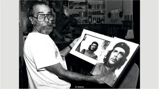 科达手举着为格瓦拉拍摄照片的裁剪版和原版。