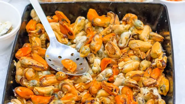 Сваренные и почищенные мидии в рыбной лавке