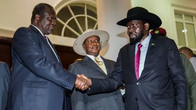 கைகுலுக்கி கொள்ளும் சால்வா கிர் மற்றும் ரிக் மச்சார்