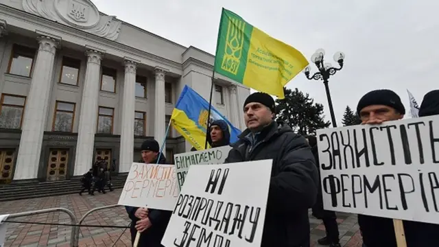 Протести під стінами Верховної Ради України проти продажу землі