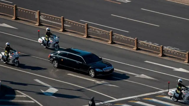 북한 김정은 위원장이 탄 자동차 행렬이 베이징 시내를 지나고 있다