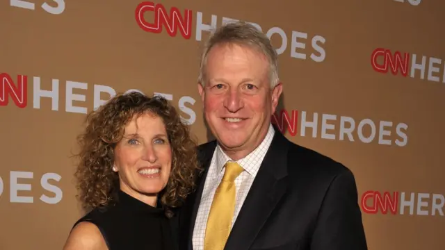 সিএনএন-এর ৩০ বছর পূর্তিতে লস এঞ্জেলসে প্রতিষ্ঠানের তারকা সংবাদ কর্মীদের নিয়ে এক অনুষ্ঠানে রিক ডেভিস ও তার স্ত্রী লিন্ডা ডেভিস- ১৯শে নভেম্বর ২০১১