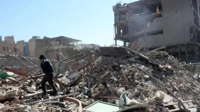 3 ਮਾਰਚ ਨੂੰ ਈਰਾਨ ਦੇ ਕੇਂਦਰੀ ਤੇਹਰਾਨ ਵਿੱਚ ਹੋਏ ਹਵਾਈ ਹਮਲੇ ਤੋਂ ਬਾਅਦ ਫਿਰਦੌਸੀ ਚੌਕ ਦੇ ਆਲੇ-ਦੁਆਲੇ ਨੁਕਸਾਨੀਆਂ ਗਈਆਂ ਇਮਾਰਤਾਂ ਦਾ ਇੱਕ ਮੰਜ਼ਰ।