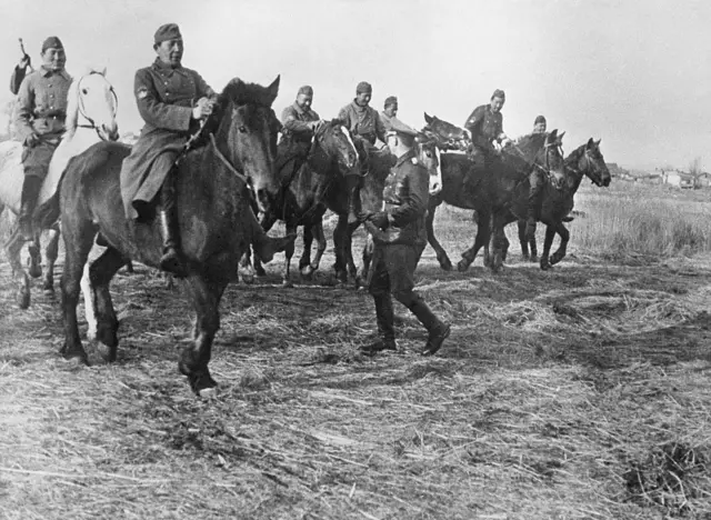 Туркистон легиончиларидан тузилган отлиқ.