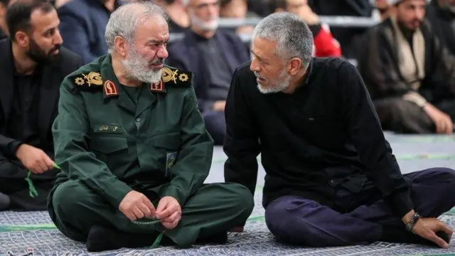 علی فدوی، جانشین فرمانده کل سپاه، (چپ) در کنار حبیبالله سیاری، معاون هماهنگ کننده ارتش