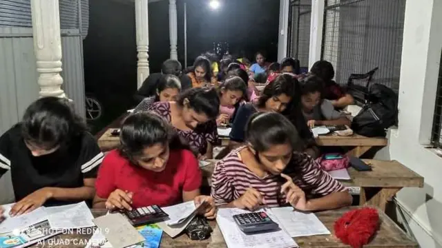 දරුවන් පස් දෙනෙකුගෙන් යුතු පවුලේ සිය වැඩිමහල් සහෝදරයා විශ්වවිද්‍යාලයට තේරීපත් වූ පසු අරුණ ප්‍රියංකර අධ්‍යාපනය ලබා ඇත්තේ දෙමවුපියන් සමඟ ගොවිතැන් කරමින් සහ සතුන් රැකබලා ගනිමින් ඉතා දුෂ්කර කොන්දේසි යටතේය.