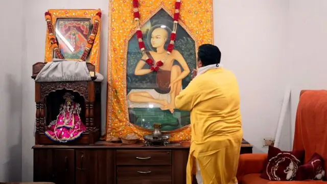 सेवायत गोस्वामियों का दावा है कि श्री बांके बिहारी की मूर्ति उनके पूर्वज स्वामी हरिदास को प्राप्त हुई थी और वही इस मंदिर के उत्तराधिकारी हैं.