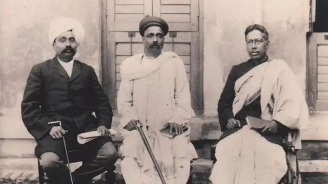 லாலா லஜபதி ராய் (இடது), பால கங்காதர திலகர் (நடுவில்) மற்றும் பிபின் சந்திர பால் 