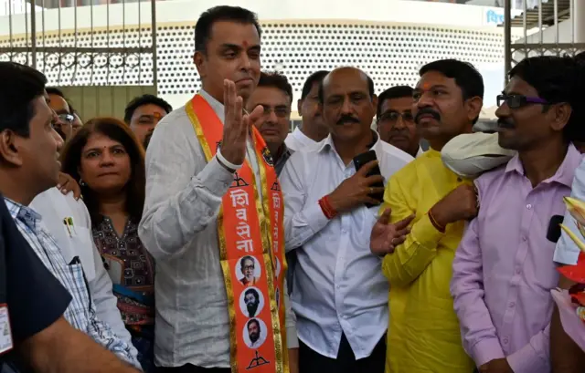 महाराष्ट्र में कांग्रेस छोड़ शिव सेना (शिंदे गुट) में शामिल हुए मिलिंद देवड़ा राज्य सभा चुनाव में उम्मीदवार हैं.