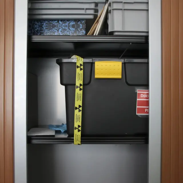 Коробка в архіві музею Кюрі з позначкою "Увага: радіоактивний матеріал"