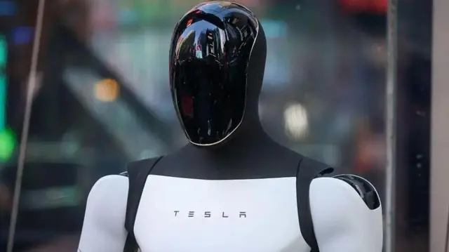 یک ربات انساننمای سیاه و سفید ساخته تسلا