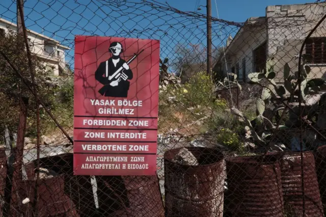 Lefkoşa'da tampon bölgenin önündeki teller ve girilmez tabelası