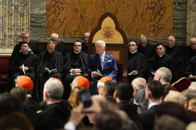 پادشاه بریتانیا روی صندلی مخصوصی که برای او طراحی شده بود