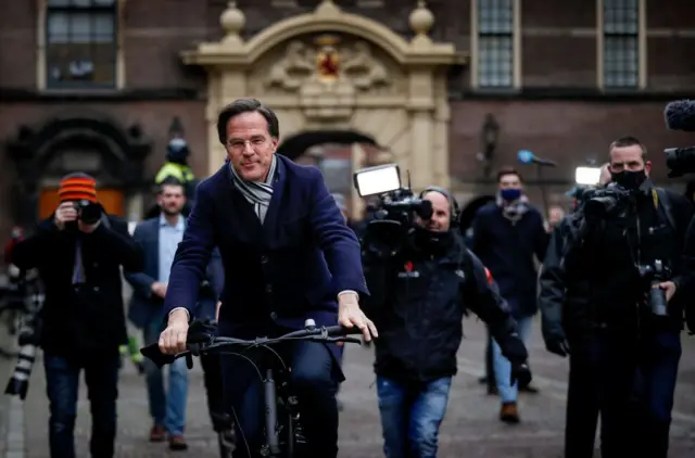 Rutte bisiklete biniyor.