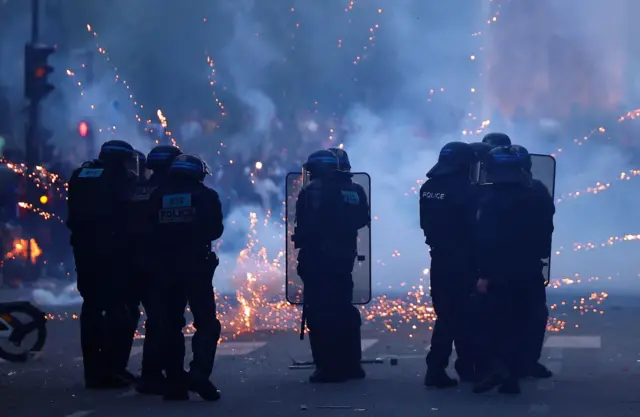 Полицияга қарата отилган мушаклар бир неча зобитни яралаган.
