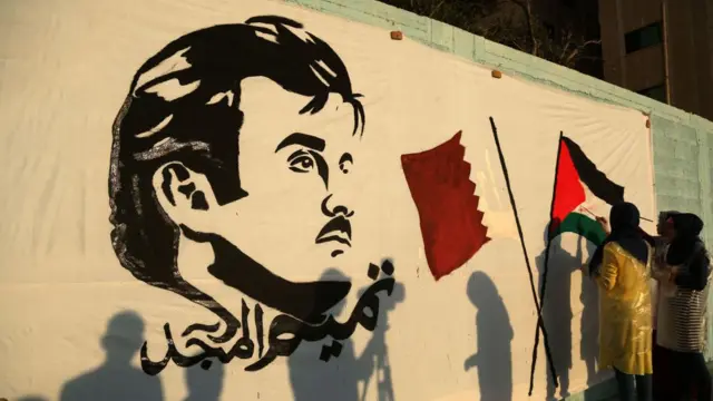 جدارية في قطاع غزة  تحمل صورة امير قطر الشيخ تميم