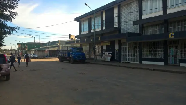 Chimoio, nơi Oraiden sinh ra, là thành phố lớn thứ năm ở Mozambique với dân số khoảng trên 400.000 người. Nằm cách thủ đô Maputo 1.100 km về phía bắc và cách biên giới Zimbabwe chưa đầy 100 km, Chimoio là mắt xích thương mại, vận tải quan trọng của Mozambique.