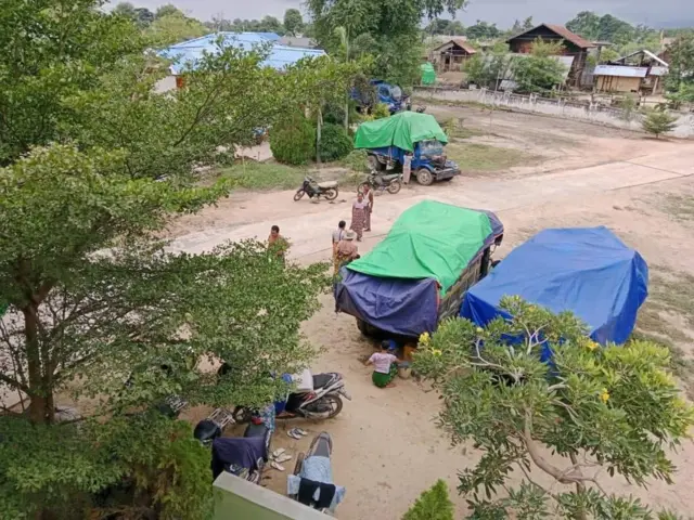 မြို့သိမ်းတိုက်ပွဲကနေ တိမ်းရှောင်လာတဲ့ စစ်ဘေးရှောင်တွေ 