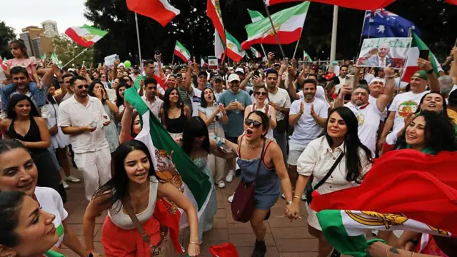 رقص و شادی ایرانیان مقیم امریکا در واکنش به کشته شدن آیت‌الله خامنه‌ای