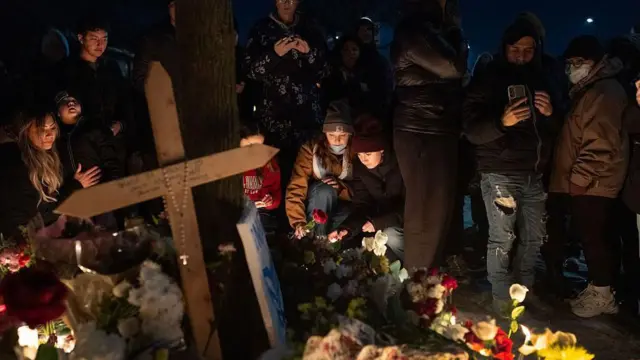 Люди залишали квіти, свічки та послання біля імпровізованого меморіалу Рене Гуд в Міннеаполісі