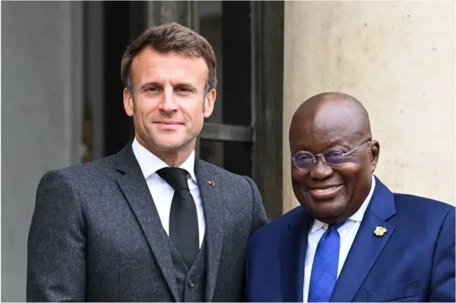 Perezida w'Ubufaransa Emmanuel Macron (ibumoso) na Perezida wa Ghana Nana Akufo-Addo