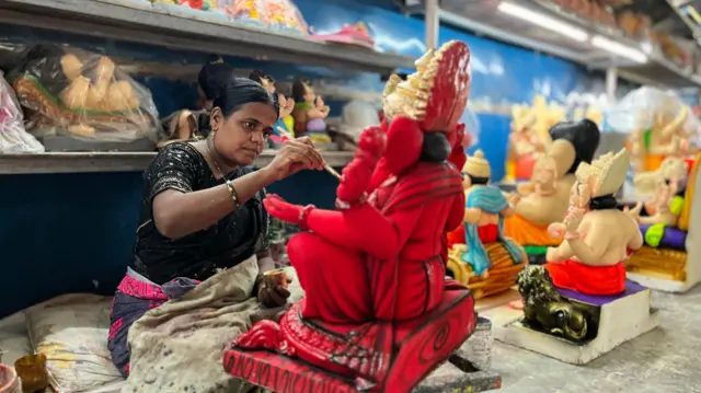 कलवे येथील मूर्ती व्यावसायिक अनिता पाटील