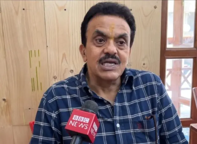 रिक्षा-टॅक्सी चालकांवर मराठी सक्तीचा निर्णय अचानक लादल्यामुळे कष्टकरी वर्गात चिंतेचं वातावरण आहे शिवसेना शिंदे गटाचे नेते संजय निरुपम म्हणाले.