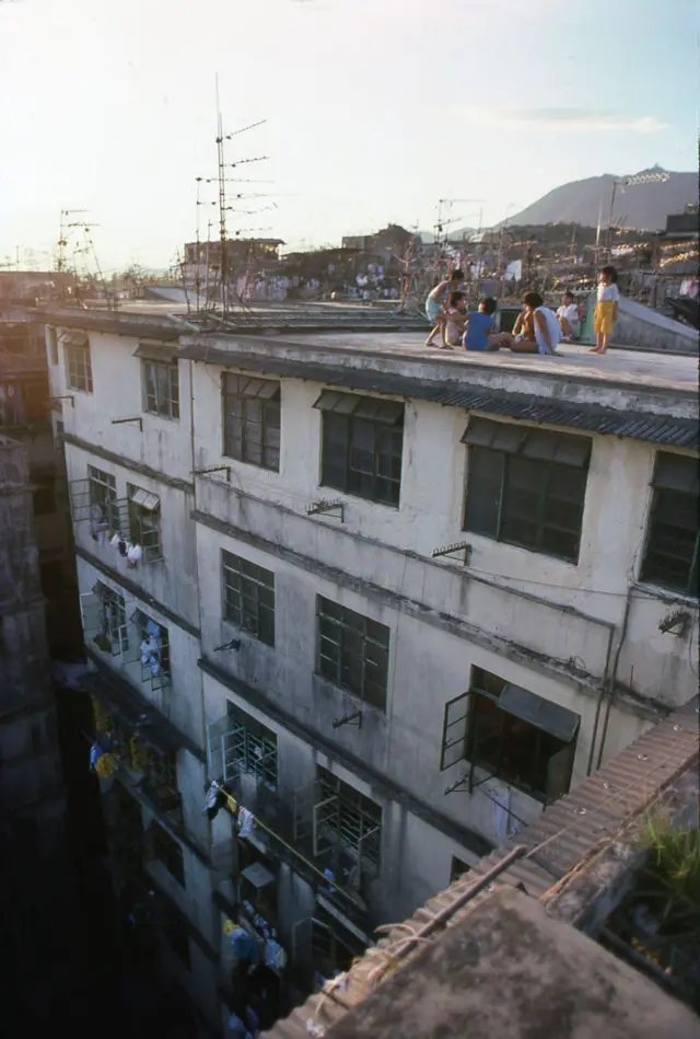 Criançasbabado betanoum terraço