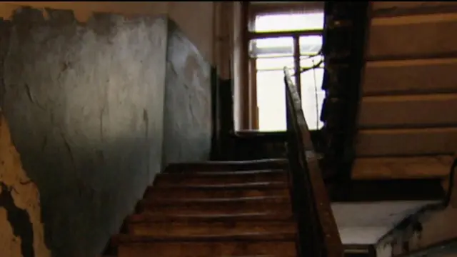 У мана шундай шароитда улғайди: иссиқ суви бўлмаган, ҳамма бир ҳожатхонадан фойдаланган тор коммунал квартирада.