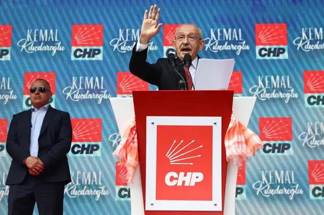 Kılıçdaroğlu CHP logolu kürsüde konuşma yaparken. 