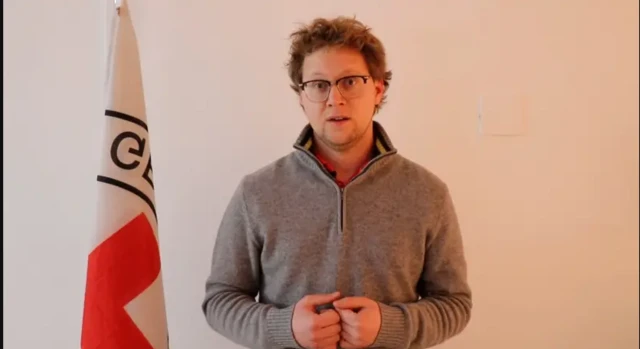 سخنگوی آی سی آر سی، آچلی بالتازار، گفته است که آن‌ها همچنان در برخی از فعالیت‌های خود فشار را از خدمات بهداشت کاهش داده‌اند