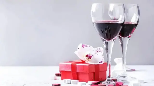 Вино на столі