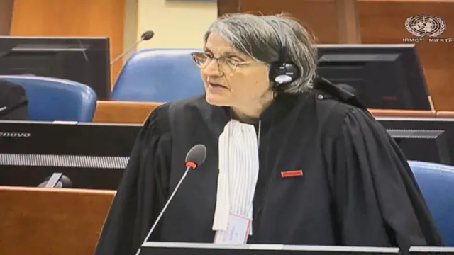 Umunyamategeko Françoise Matte wo mu itsinda ryunganira Kabuga ubwo yahataga ibibazo umutangabuhamya