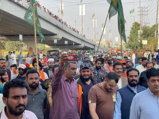 नवाज़ को सुनने हज़ारों की तादाद में पहुंचे समर्थक