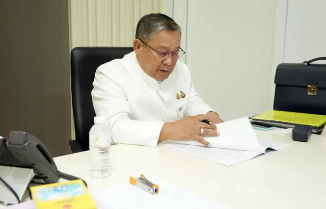 ประทือง มนตรี กมธ.การพัฒนาสังคมฯ วุฒิสภา เคยพูดถึงรองนายกฯ พิพัฒน์ว่าเป็น "แบบอย่างให้กับ สว." เพราะเชิญทุกครั้งมาทุกครั้ง ไม่เคยให้ตัวแทนมาตอบกระทู้และให้เกียรติสภามาก