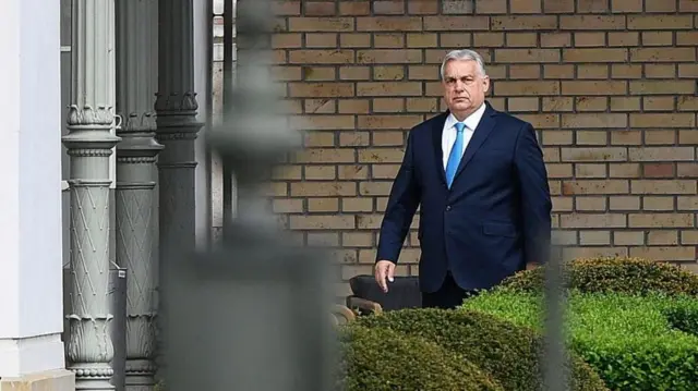 Görevden ayrılan Macaristan Başbakanı Viktor Orban, Macaristan'daki genel seçimlerden üç gün sonra, 15 Nisan 2026'da Budapeşte'de Cumhurbaşkanı ile görüşmek üzere Cumhurbaşkanlığı Sandor Sarayı'na geliyor