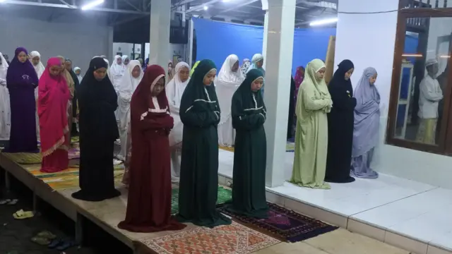 Umat Muslim melaksanakan tarawih di Pondok Pesantren Mahfilud Duror, Jelbuk, Jember, Jawa Timur