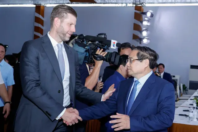 Thủ tướng Phạm Minh Chính và ông Eric Trump, phó chủ tịch Tập đoàn Trump Organization (con trai Tổng thống Trump) dự lễ khởi công dự án khu phức hợp đô thị, du lịch sinh thái và sân golf Khoái Châu (dự án Trump International Hưng Yên) vào tháng 5/2025 Thủ tướng Phạm Minh Chính và ông Eric Trump, phó chủ tịch Tập đoàn Trump Organization (con trai Tổng thống Trump) dự lễ khởi công dự án khu phức hợp đô thị, du lịch sinh thái và sân golf Khoái Châu (dự án Trump International Hưng Yên) vào tháng 5/2025
