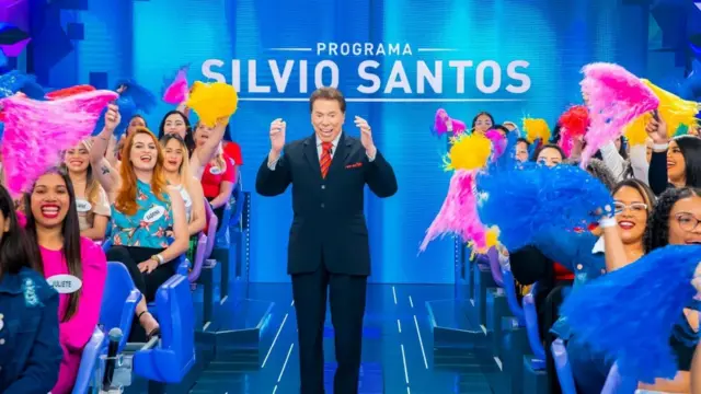 Apresentador Silvio Santosroleta para twisterseu programa