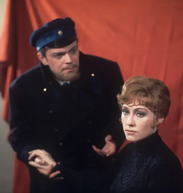  Спектакль "Чайка",  МХАТ имени М.Горького,  август 1970 года. На снимке: Ирина Мирошниченко в роли Маши и актер Николай Алексеев в роли Медведенко