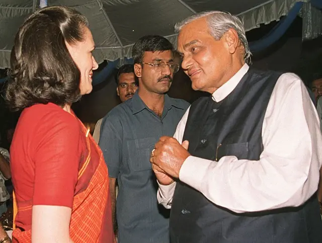 நரேந்திர மோதியின் இந்துத்துவா அரசியல் வாஜ்பேயியைவிட தீவிரமானதா?