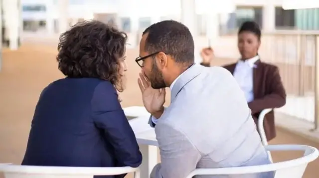 
ඕපාදූප සාමාන්‍යයෙන් සැලකෙන්නේ කෙනෙකු නොමැති විට ඔවුන් ගැන ඕපාදූප පැවසීමේ ආකාරයක් ලෙසයි.