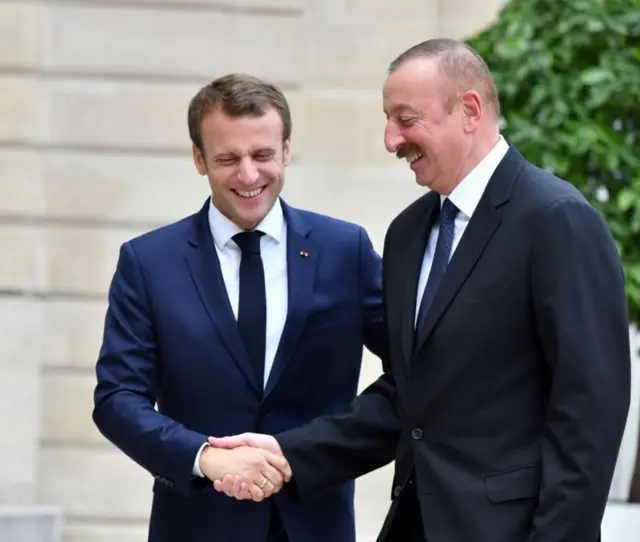 امانوئل مکرون و الهام علی‌اف در سال ۲۰۲۰ در پاریس