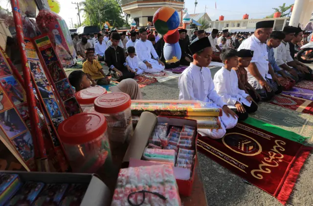 Jamaah Tarekat Syattariyah bersiap melaksanakan shalat Idulfitri 1445 Hijriah di halaman Masjid Syaikhuna Habib Muda Seunagan Desa Peuleukung, Seunagan Timur, Nagan Raya, Aceh, Senin (08/04).