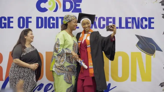 ወጣቶች አዲስ የፖለቲካ ድምጽ አድርገው ይወስዷቸዋል። ለሴቶች መብት የሚታገሉም ይሏቸዋል።