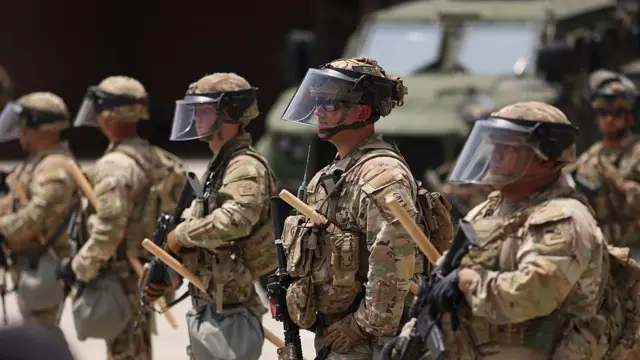 Люди в форме и с оружием 