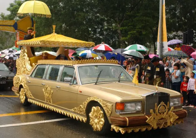 બ્રુનેઈના સુલતાનની સોને મઢેલી રોલ્સ રોયસની તસવીર 